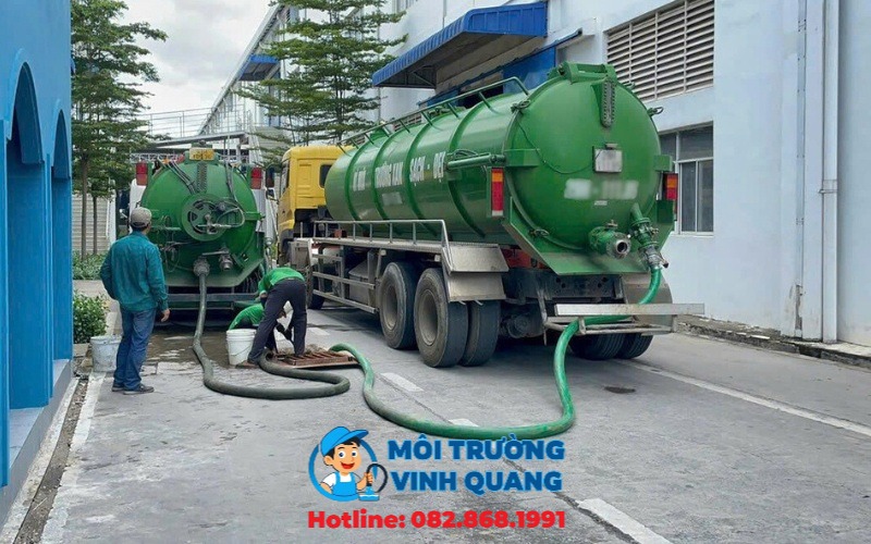 Hút hầm cầu Quận 1 uy tín, giá rẻ 24/7 | Môi Trường Vinh Quang. Alo ngay: 082.868.1991